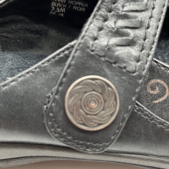 Earth Black Slip on Mules Sz 7.5. CM1870B - Picture 4 of 8